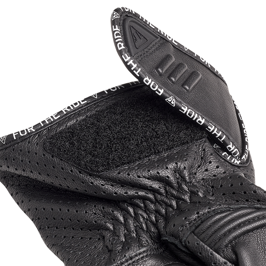 mgvs2201_001_TRIPLE_GLOVES_FLA
