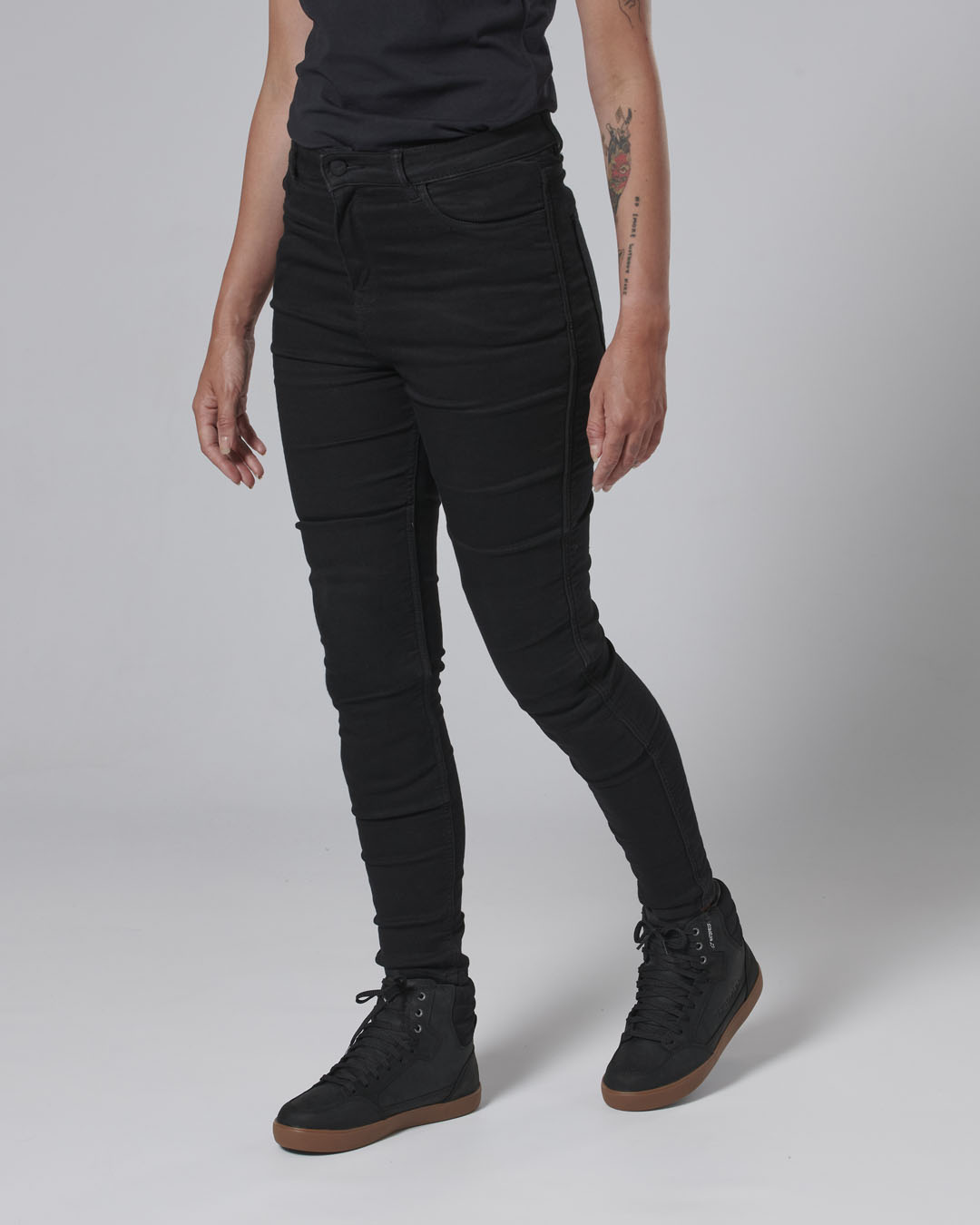 Recommendations for women's Kevlar pants? I can't find anything in