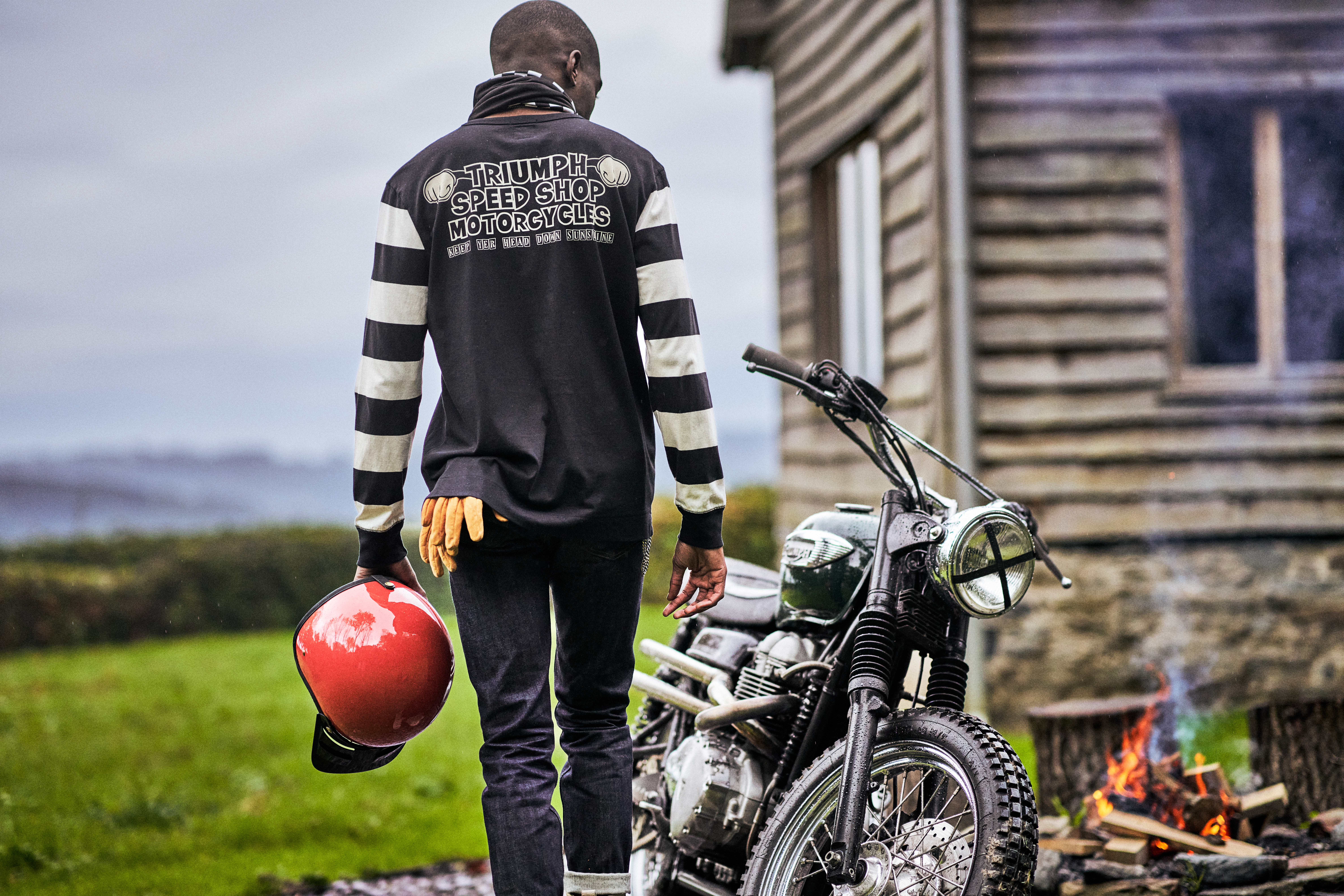 ウェア Triumph Hinckley United 2005 longsleeve Custom Racer Long Sleeved Tee in Black and Bone | Triumph