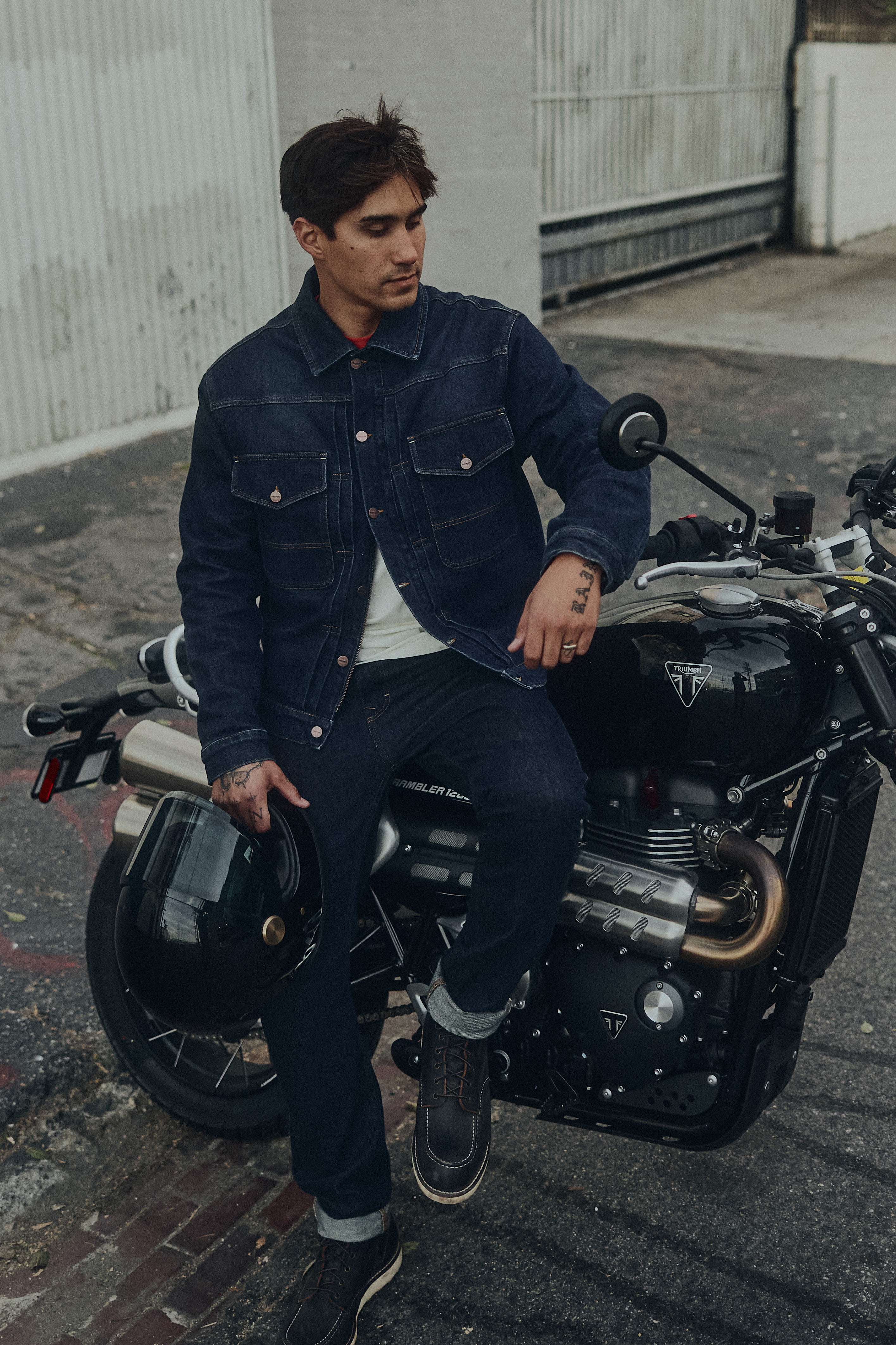 CLO_MODERN CLASSIC_LOCATION_2026_TriumphMotorcycles_2026Apparel_JH__U7A5104_adpibn