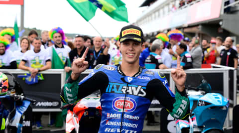 Diogo Moreira pointing upwards with a crown behind him