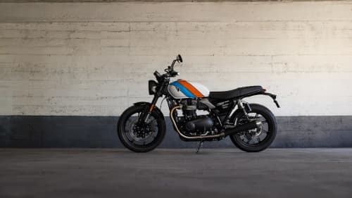 Triumph Speed Twin 900 in Pure White, Maui Blue and Tangerine Orange