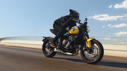 Triumph Trident 660 in cosmic yellow and sapphire black