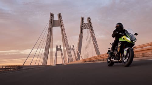 Tiger Sport 660 in Roulette Green riding across a suspension bridge