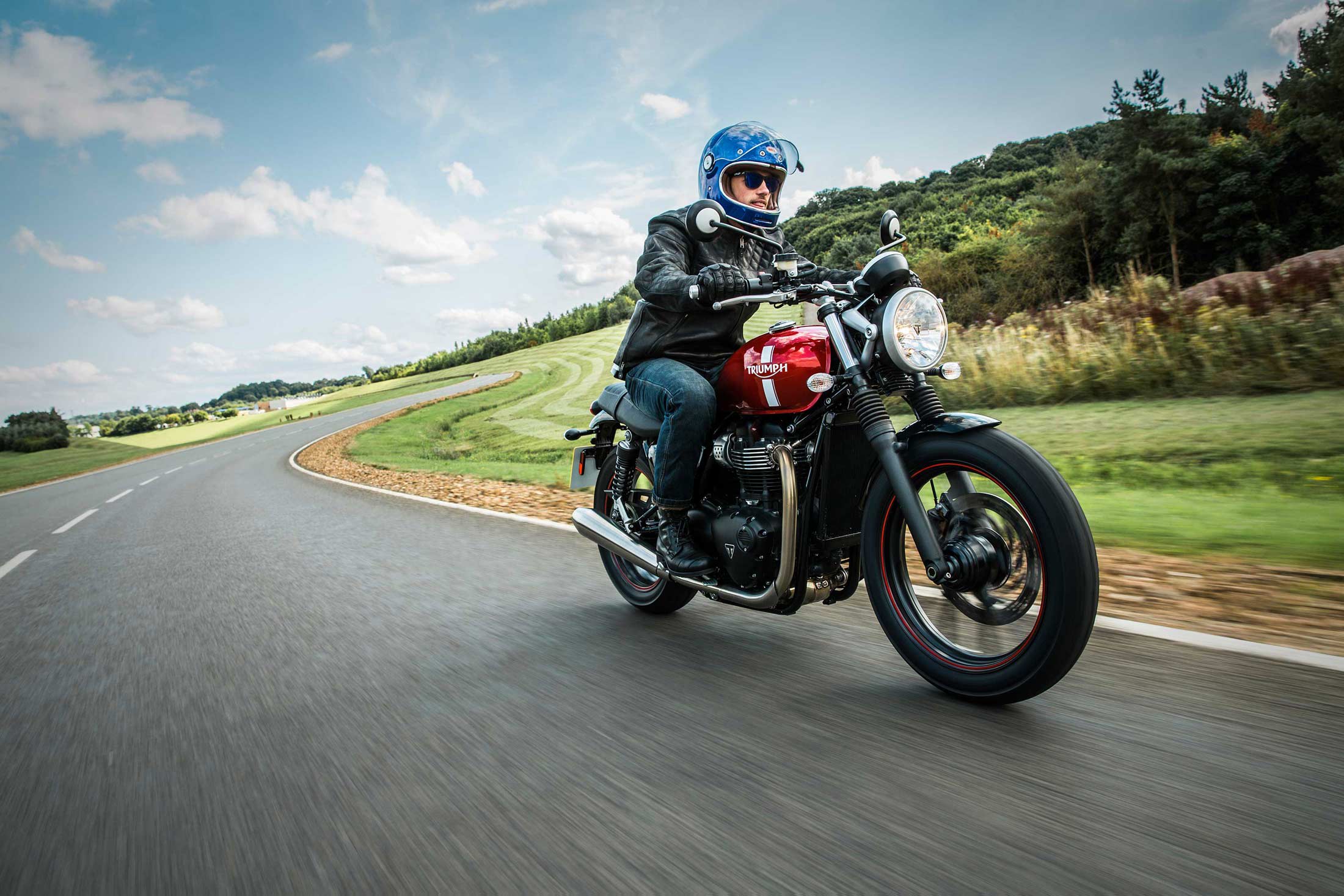 triumph-motorcycles-bonneville-street-twin-riding in british countryside