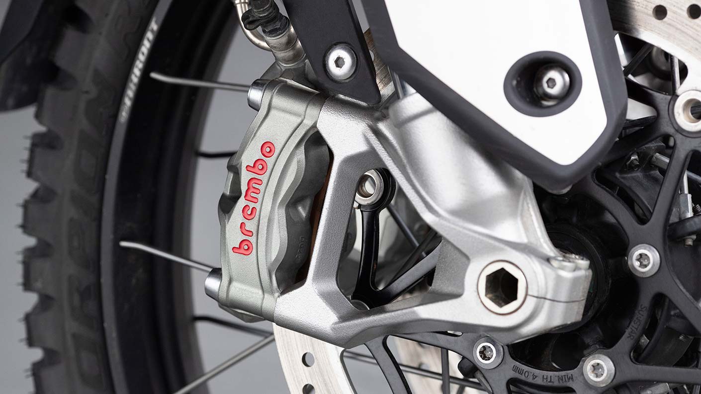 Close-up of Tiger 900 Rally Pro Brembo stylema® brakes