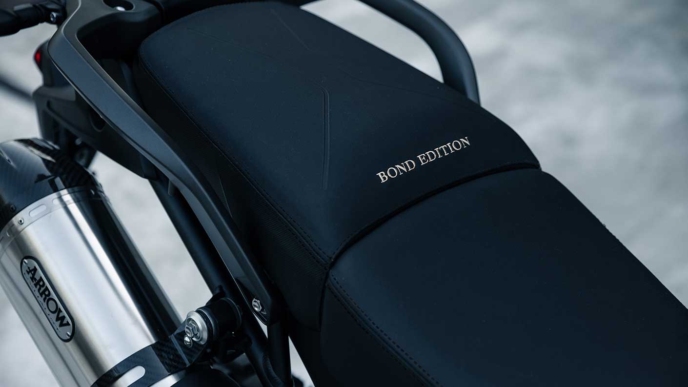 Tiger 900 Bond Edition seat stitching detailing