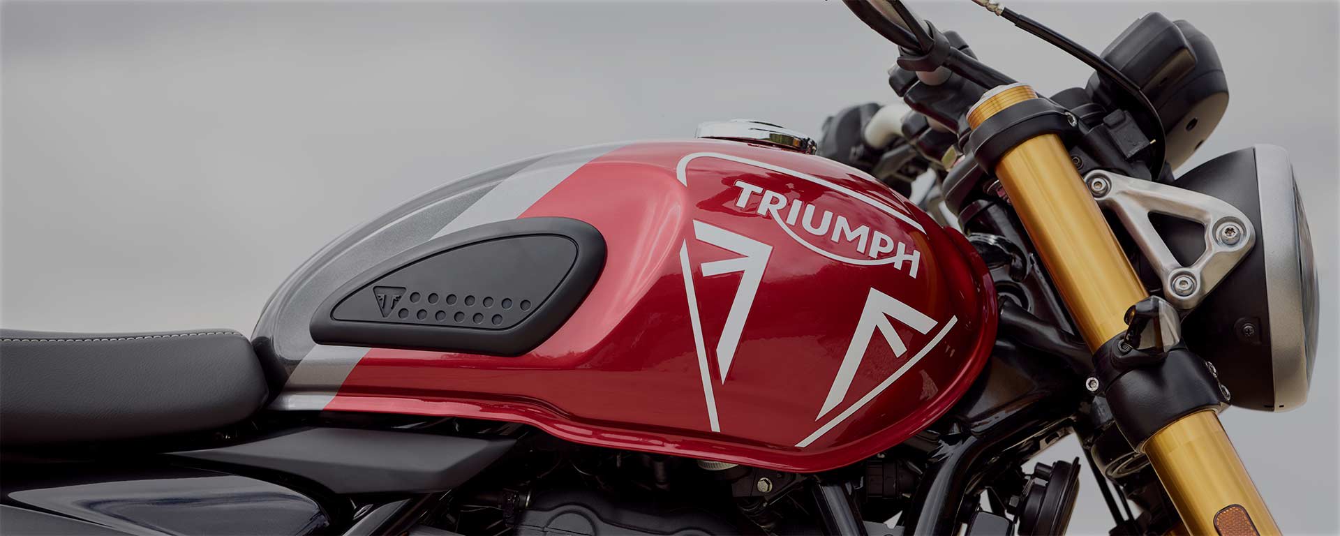 Triumph Speed 400 carnival red tank)