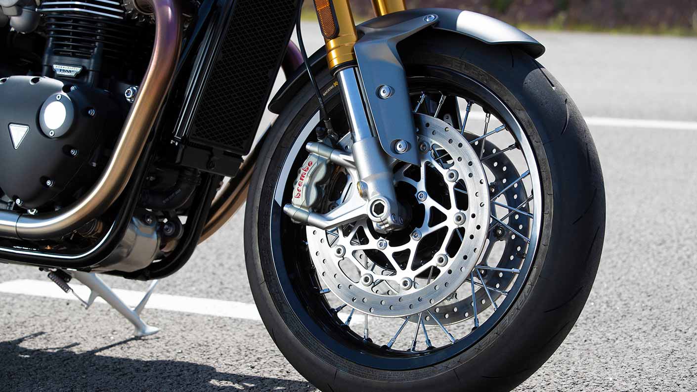 Close-up shot of the Triumph Thruxton RS's incredible new tyres and 17” wheel rims
