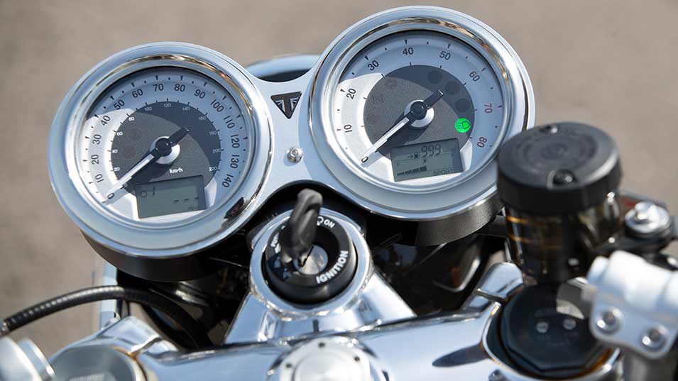 Close-up shot of the Triumph Thruxton RS's advanced instruments 