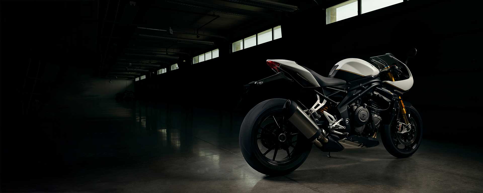 Triumph Speed triple 1200 RR)