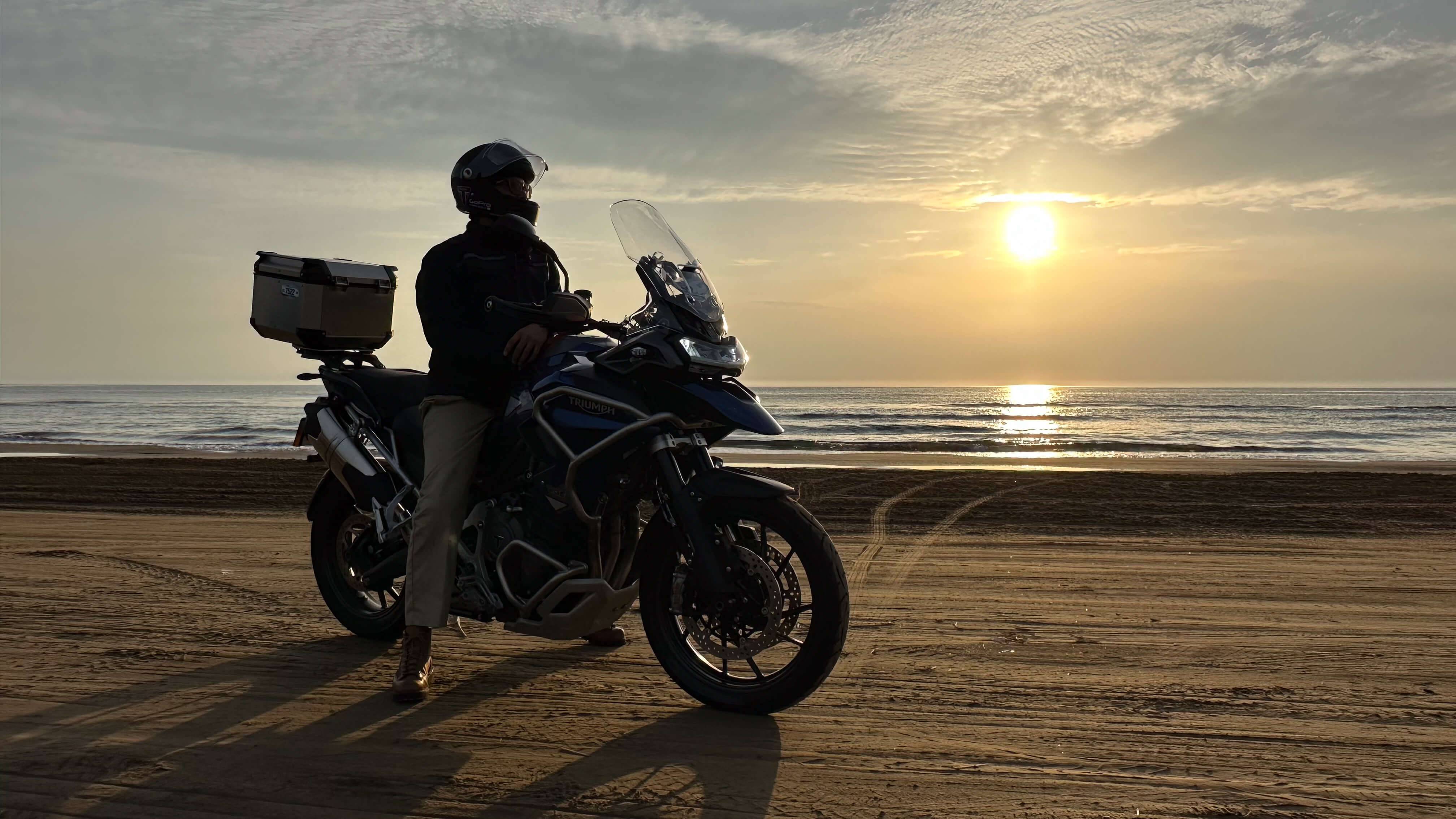 夕日が沈む千里浜にて、ひと時のリラックスタイムをお楽しみください