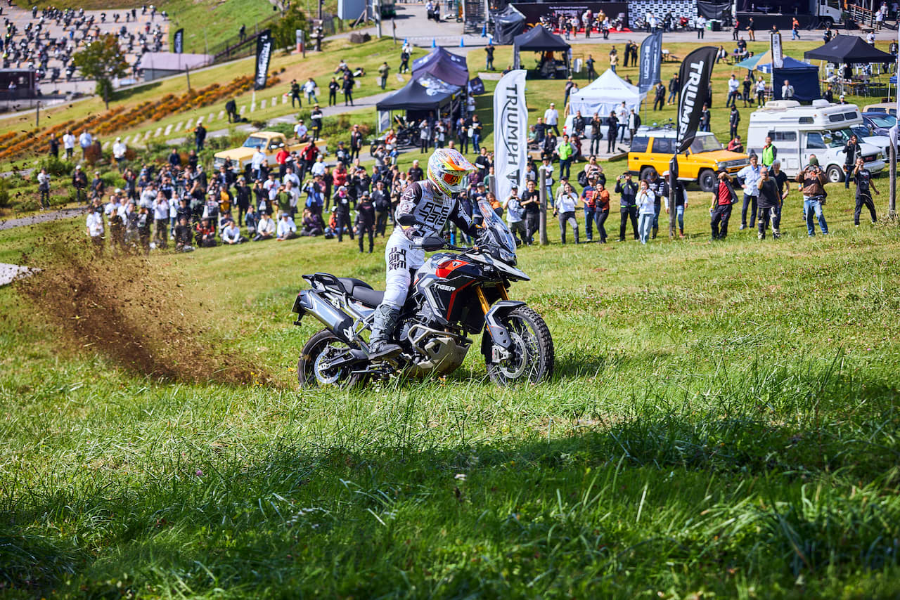 プロライダーによるオフロードデモ走行