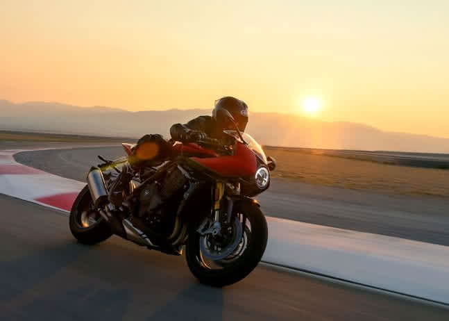 Triumph Speed Triple RR track riding