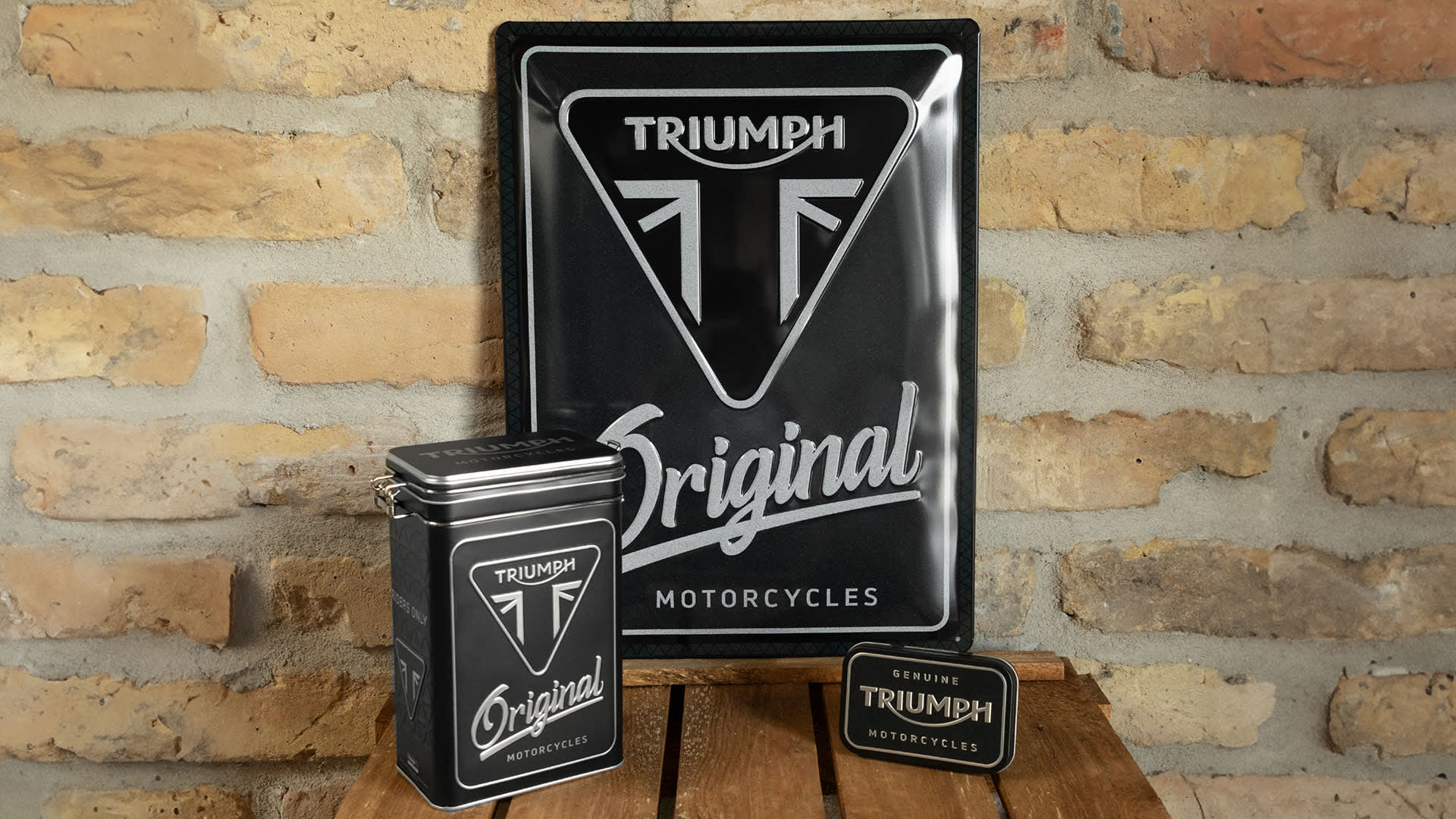 Triumph Nostalgic Art tin sign and boxes