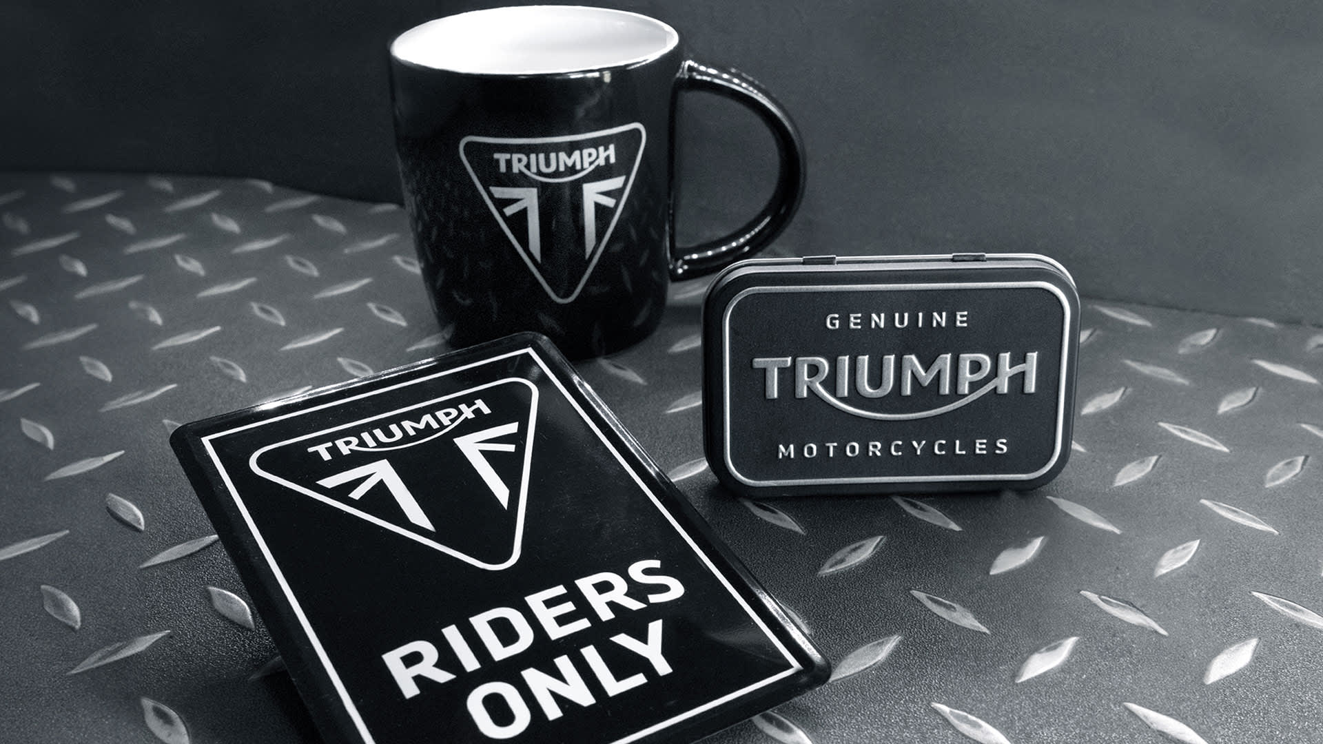 Triumph Nostalgic Art tin sign box and mug