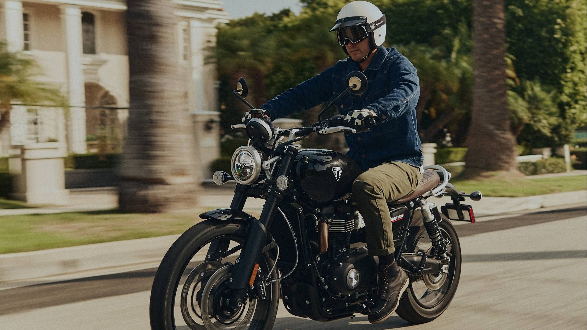 バイクに乗る時も降りた後も、さらに活躍するデニム」 | For the Ride