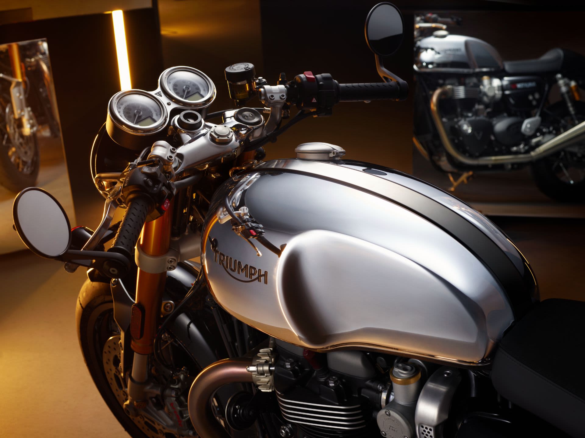 ThruxtonRSChromeEdition-Tank2