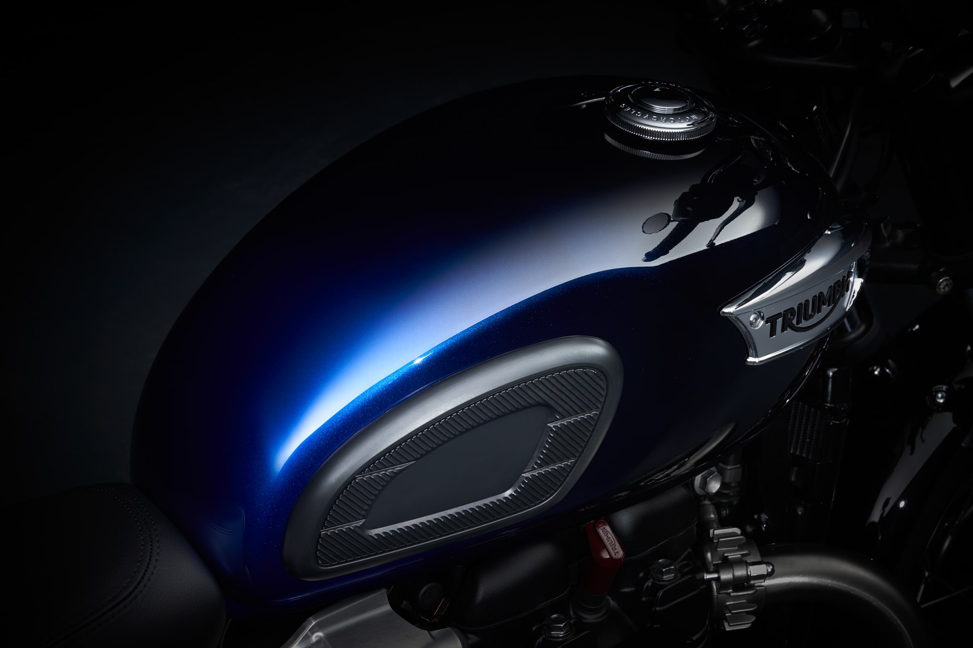 04_BonnevilleT100_Blue_StealthEdition_MY24_0030_TR