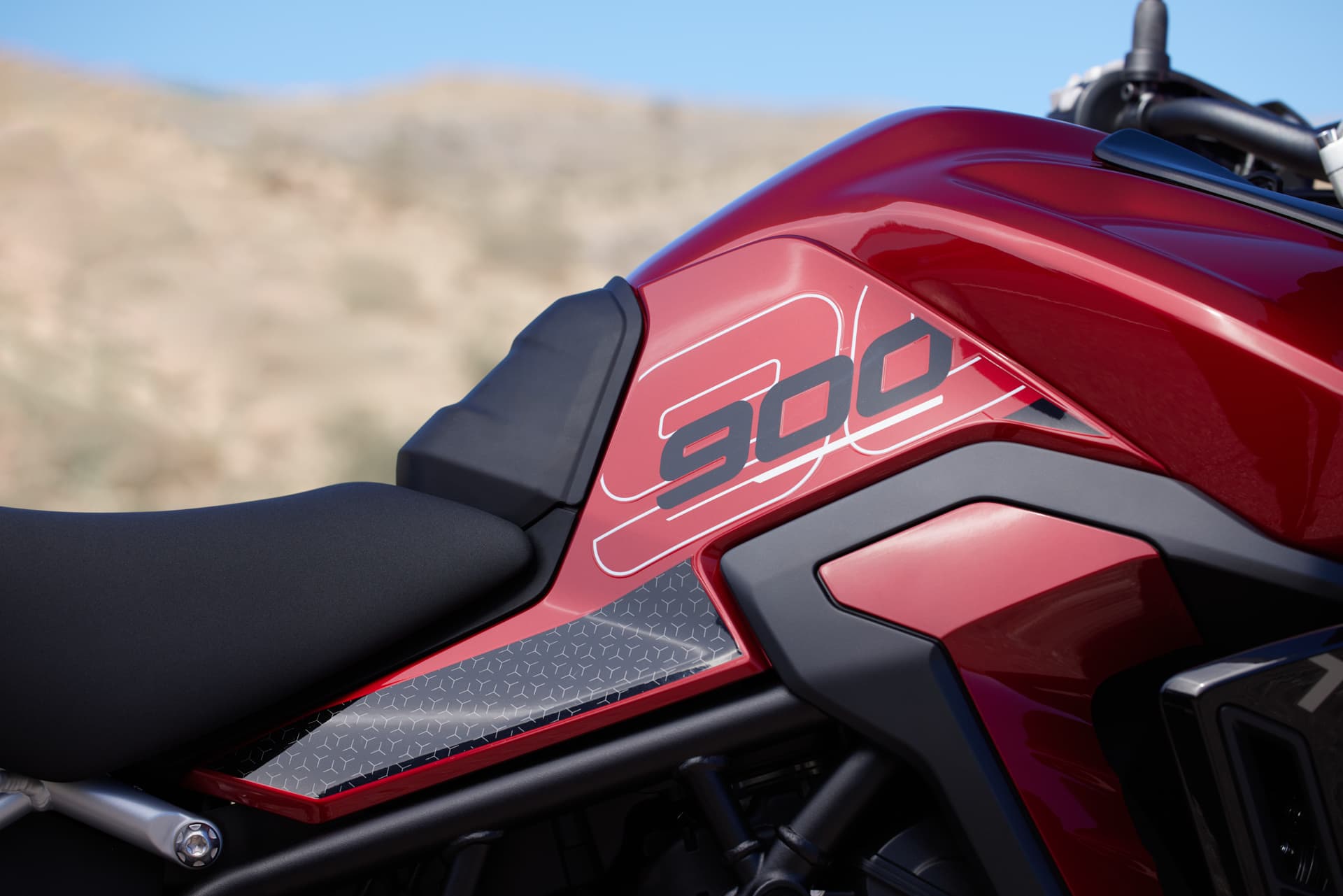 トライアンフから、さらなる進化を遂げた24年モデル「新型TIGER 900