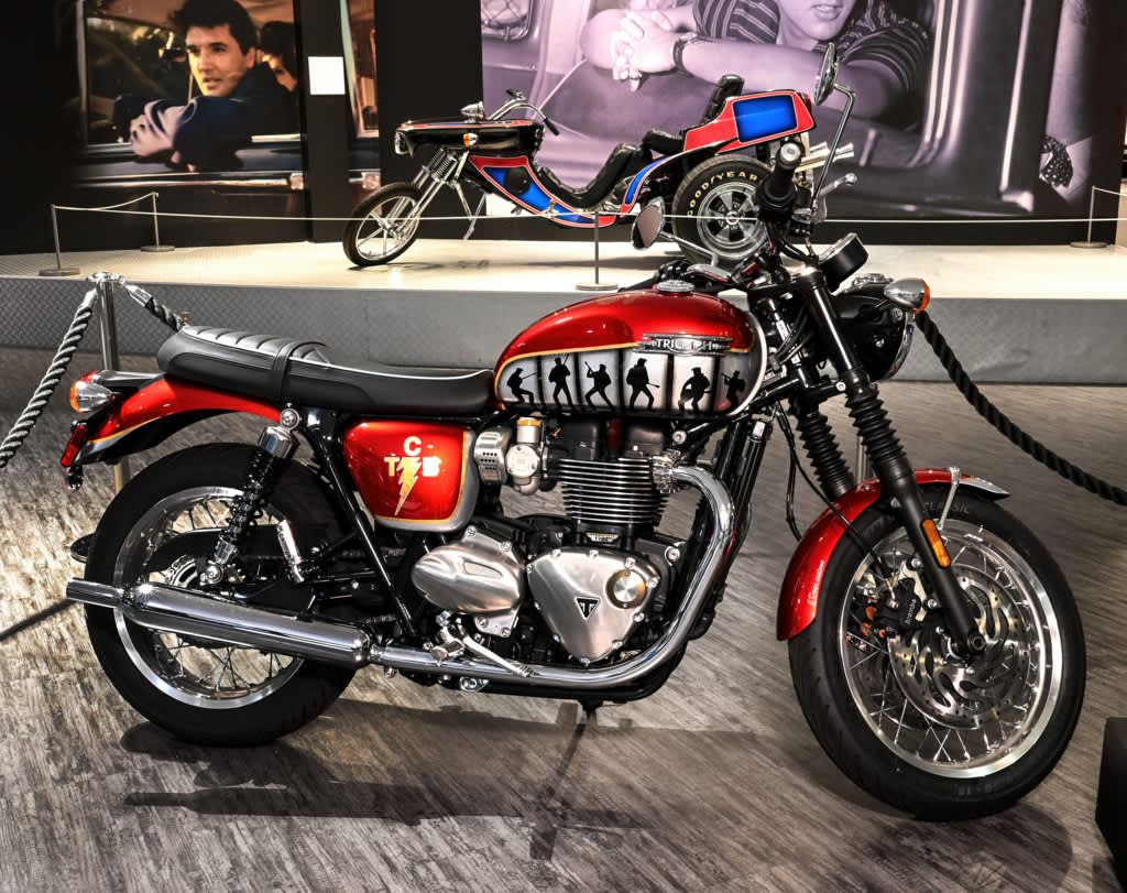 Unique-Presley-Triumph-Motorcycle-And-Gibson-Les-Paul-Guitar-Raise-Thousands-For-Charity-1