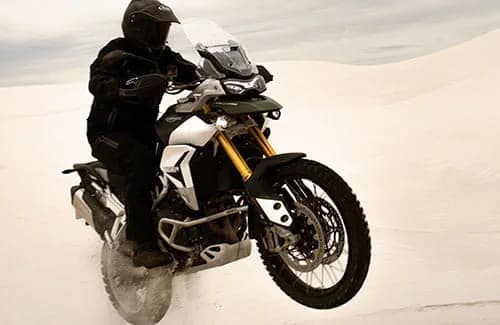 Tiger 900 Rally Pro in action with its Spoked tubeless front wheel of the ground