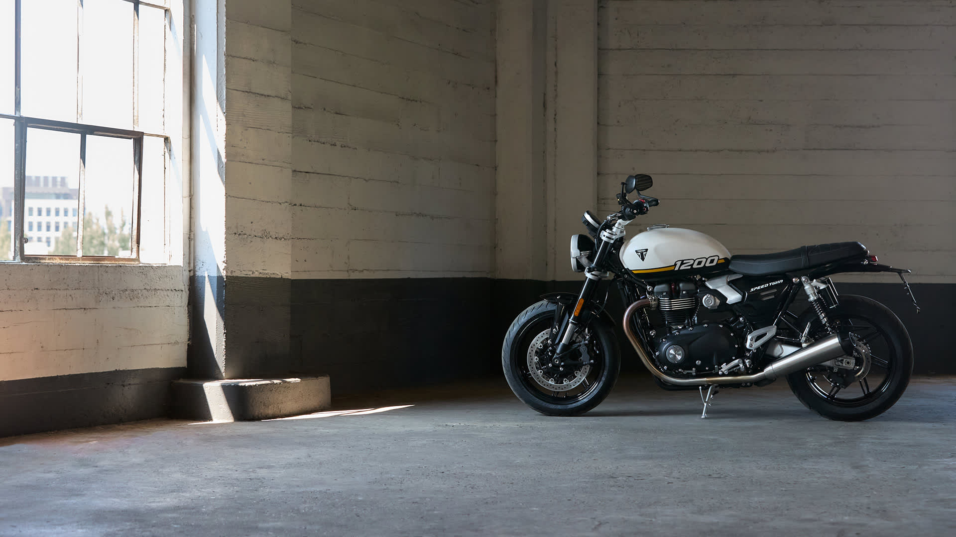 Stationary Triumph Speed Twin 1200 in Crystal White Sapphire Black