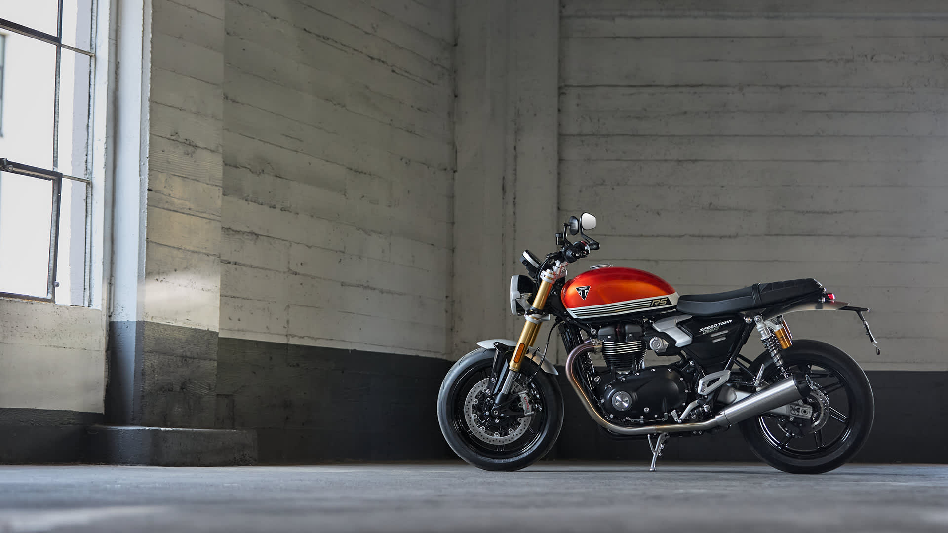 Stationary Triumph Speed Twin 1200 RS in Baja Orange Sapphire Black