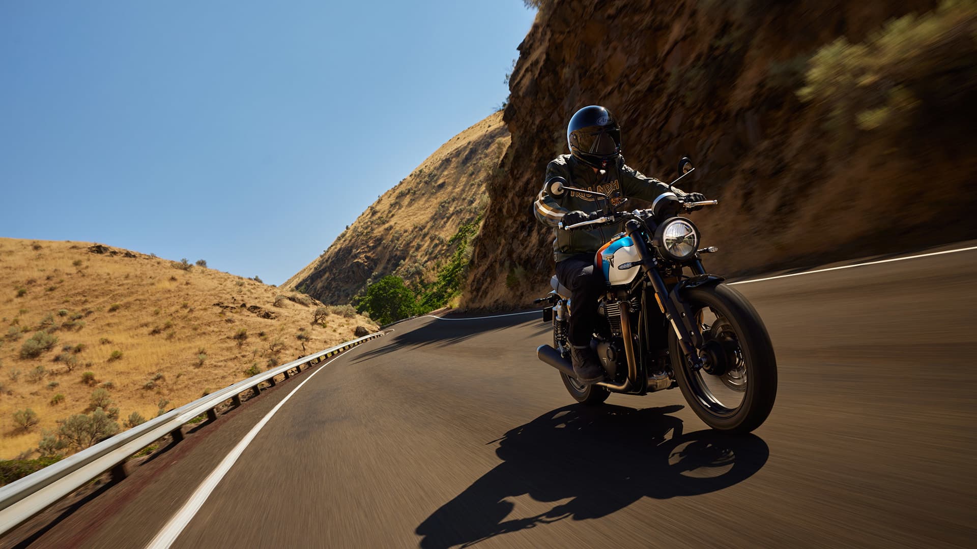 Triumph Speed Twin 900 in Pure White, Maui Blue and Tangerine Orange