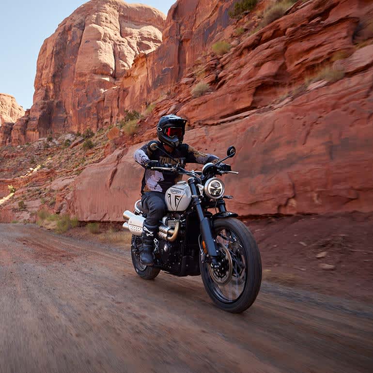 Triumph Scrambler Ash Grey in Action