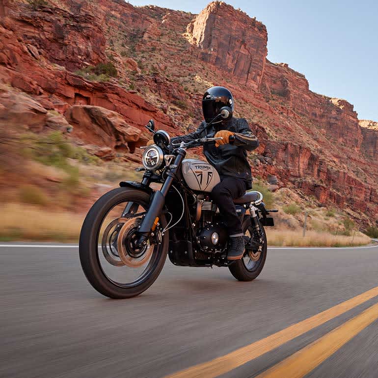 Triumph Scrambler Ash Grey in Action