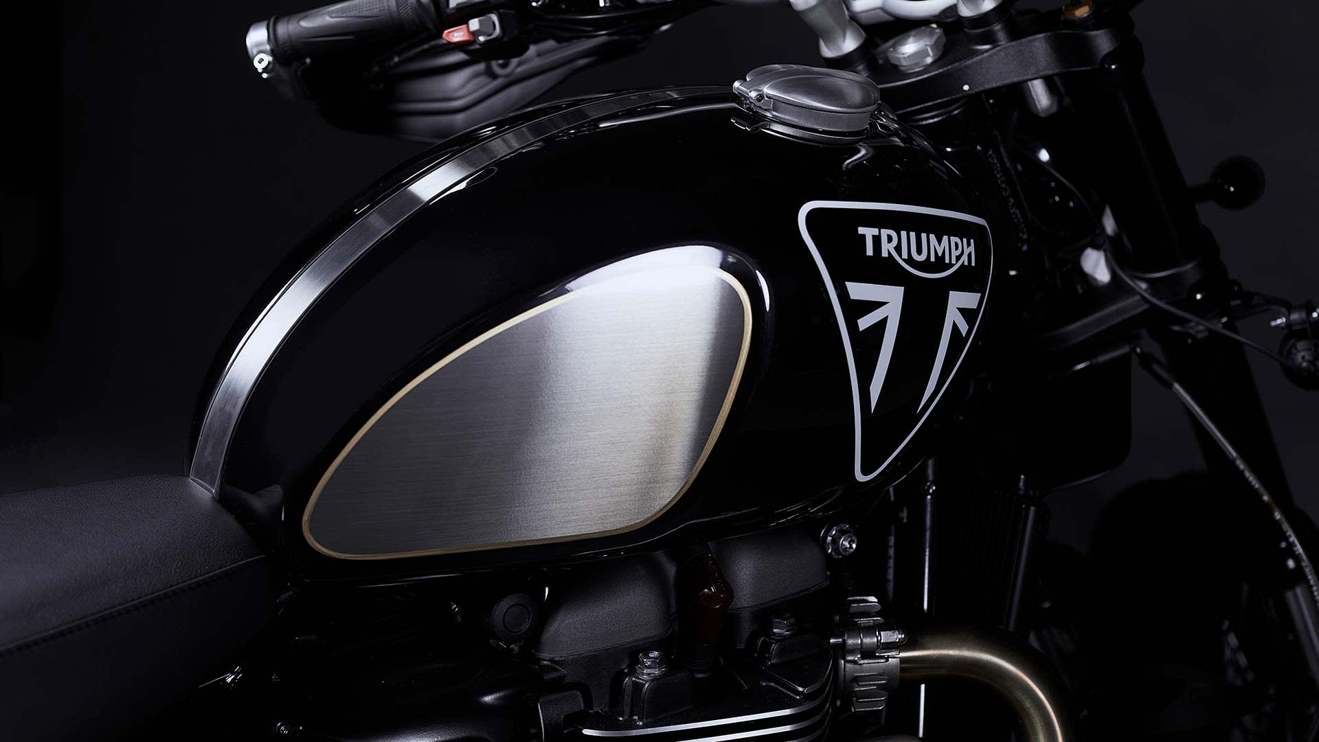 Scrambler 1200 Bond Edition’s premium Sapphire Black tank with iconic oversized Triumph badge