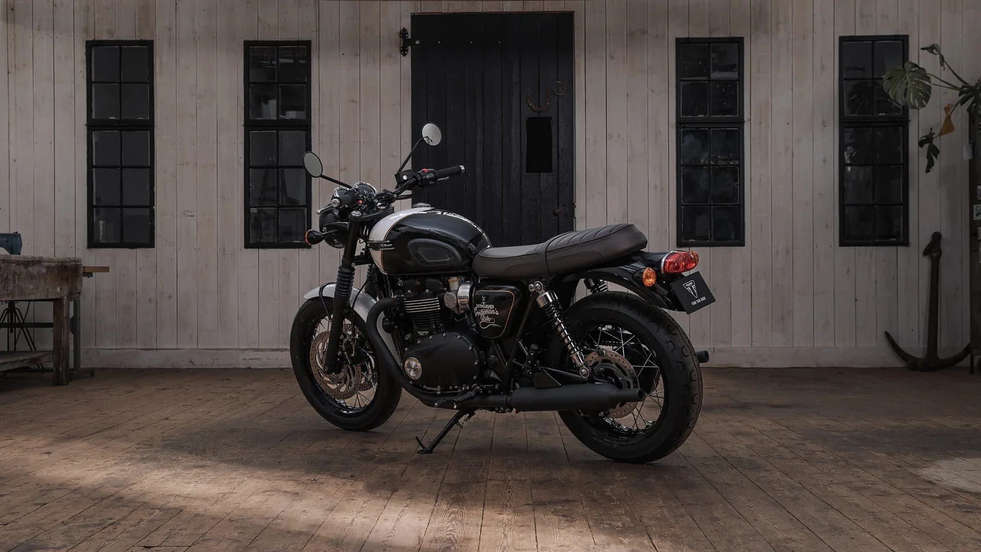 Triumph Bonneville T120 Black DGR Limited Edition custom fuel tank