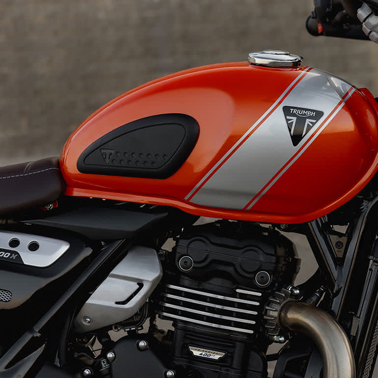 Triumph Scrambler 400 X in Baja Orange tank