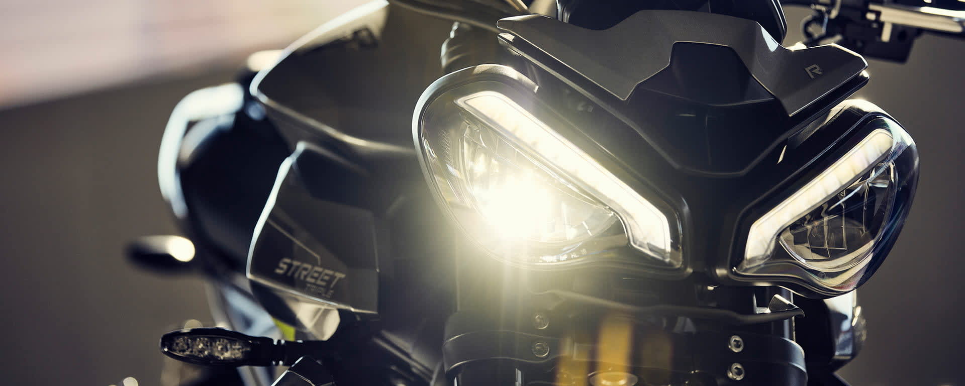 Triumph Street Triple 765 R)