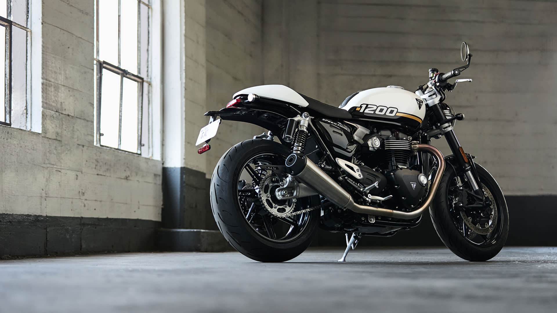 Triumph Speed Twin 1200 from behind