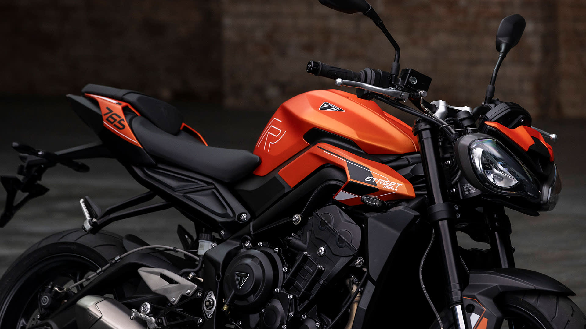 Street Triple 765 R in matt baja orange paint colour