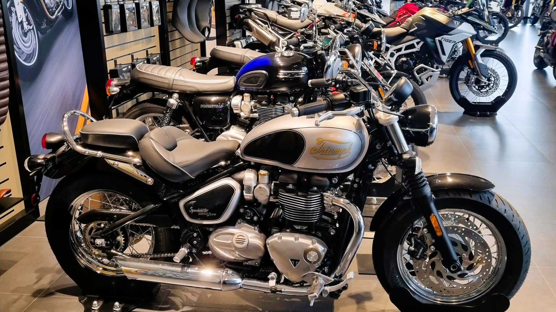 Side view stationary shot of Triumph Speedmaster icon edition