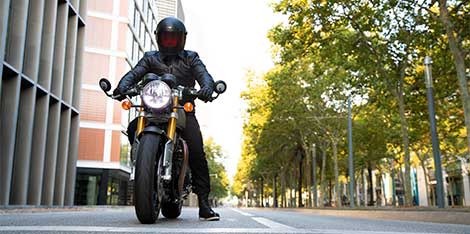 Triumph Thruxton RS)