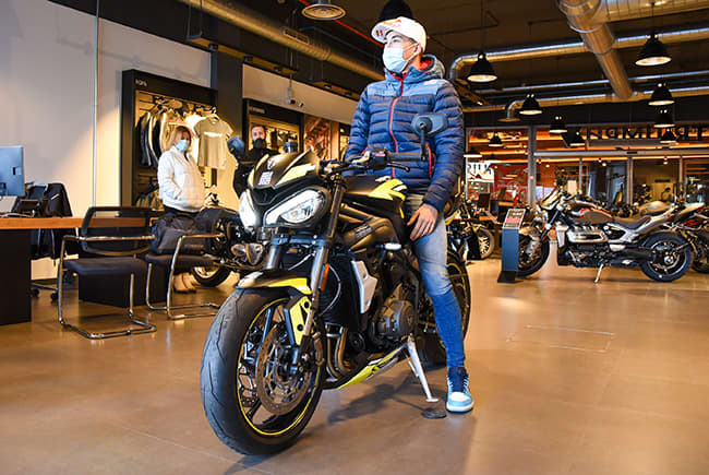 Raul Fernandez recoge su Triumph Street Triple RS