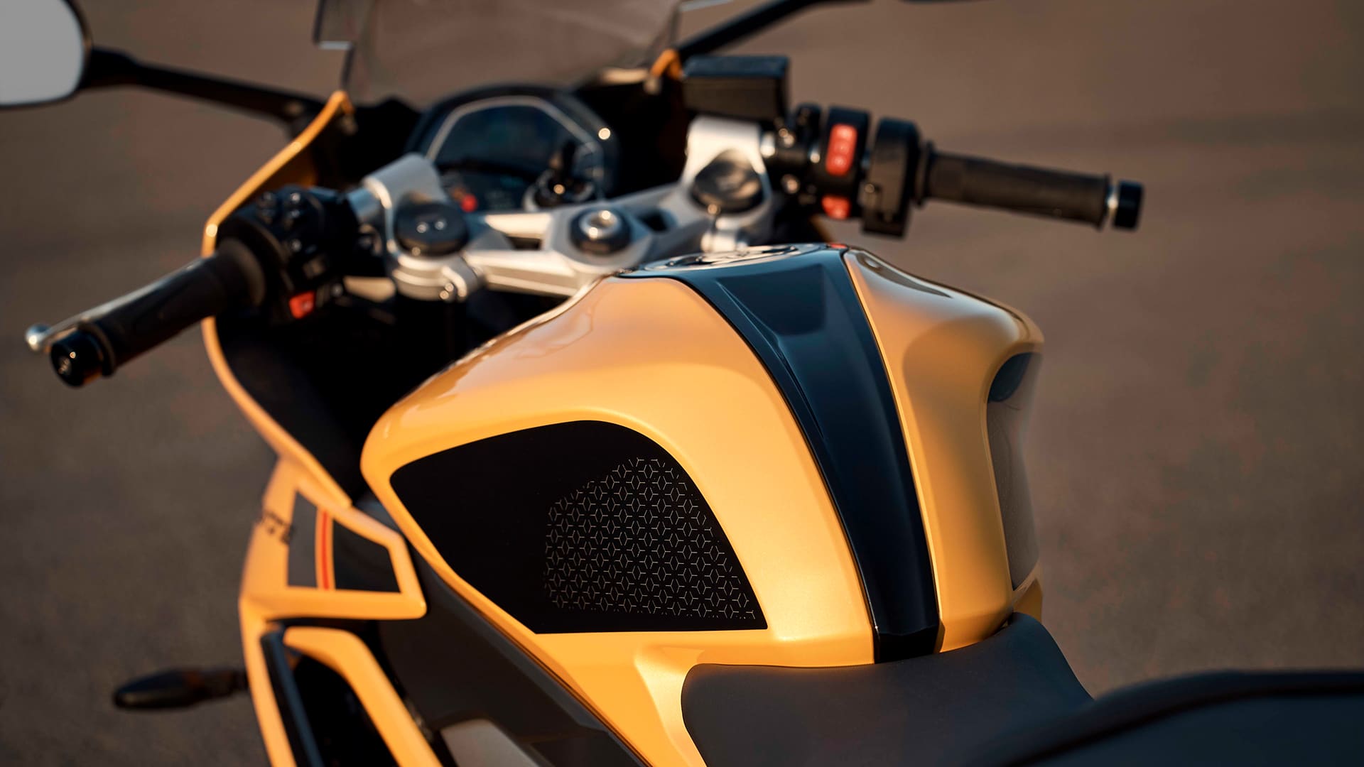 Daytona 660 Cockpit