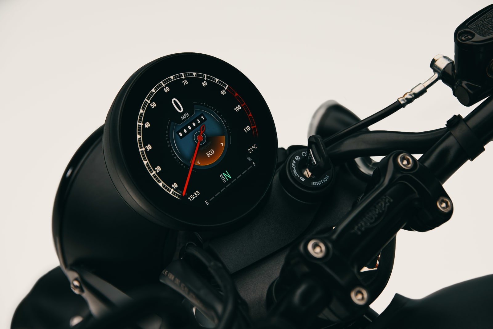 Round TFT display of the Triumph Bonneville T40 Black showing speed, gear and Eco riding mode