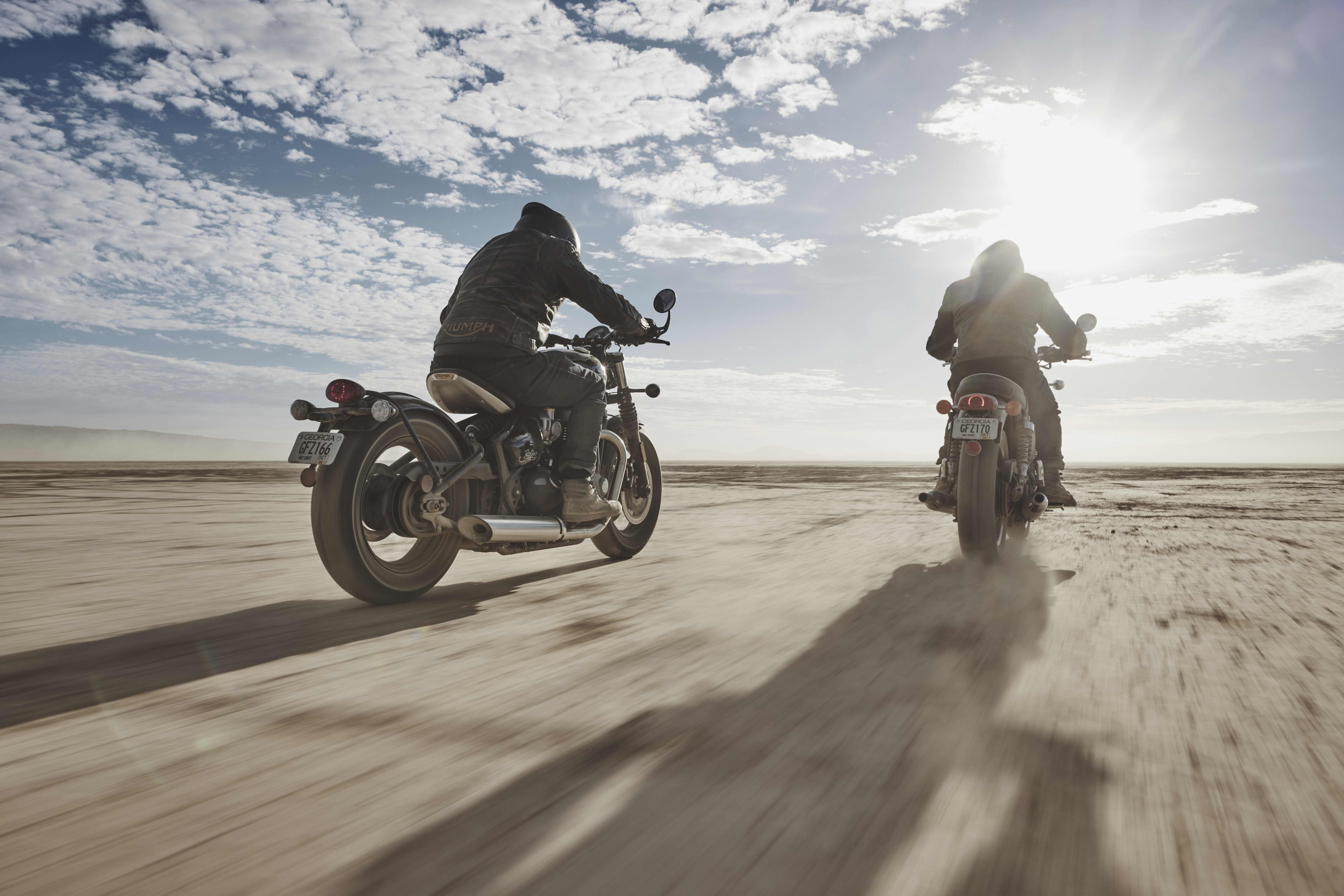 « Sur la route, la Bonneville Bobber 2026 semble plus aboutie qu’avant — toujours une déclaration de style, mais désormais une moto du quotidien plus convaincante. »