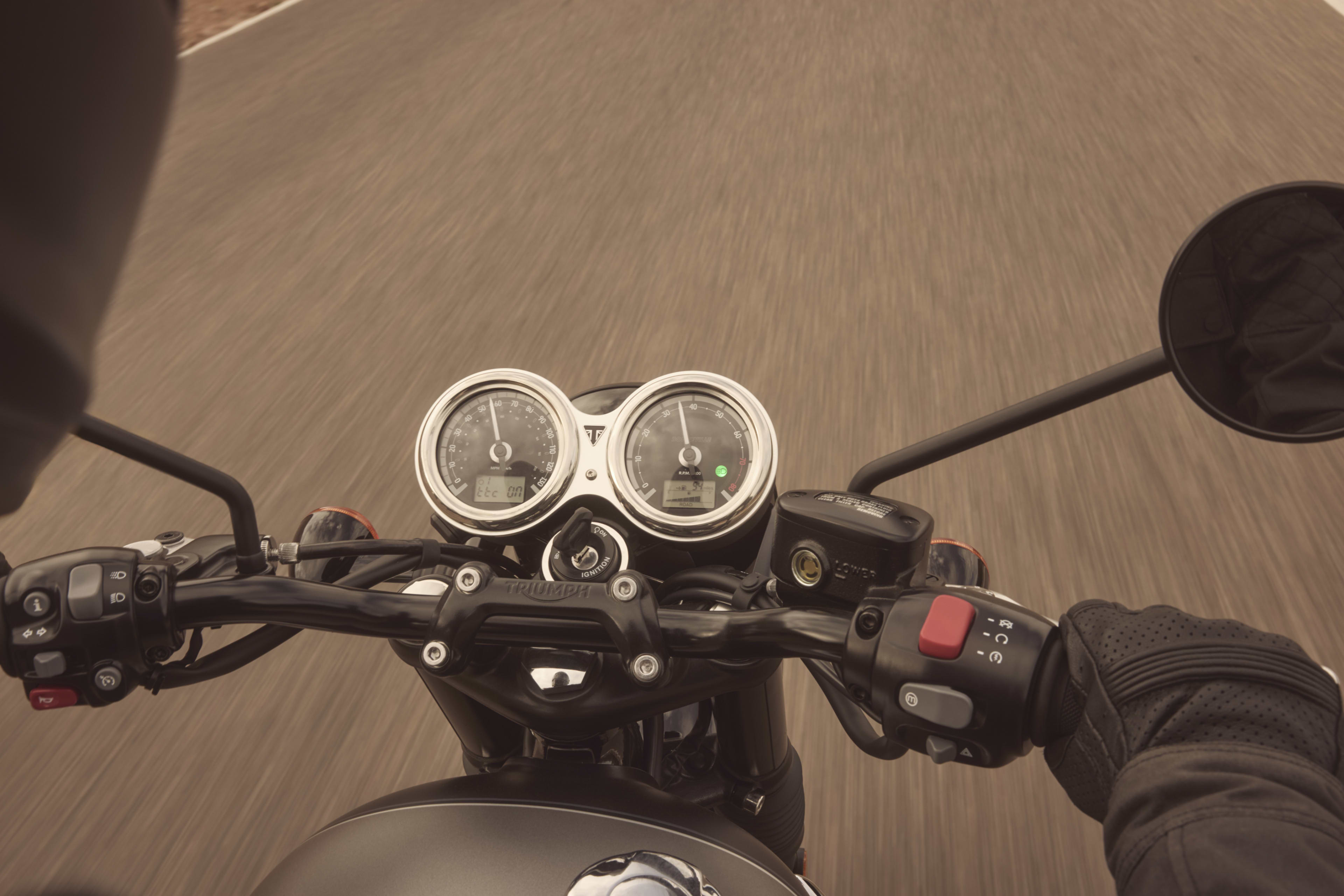 Triumph Bonneville T120 Black rider point of view