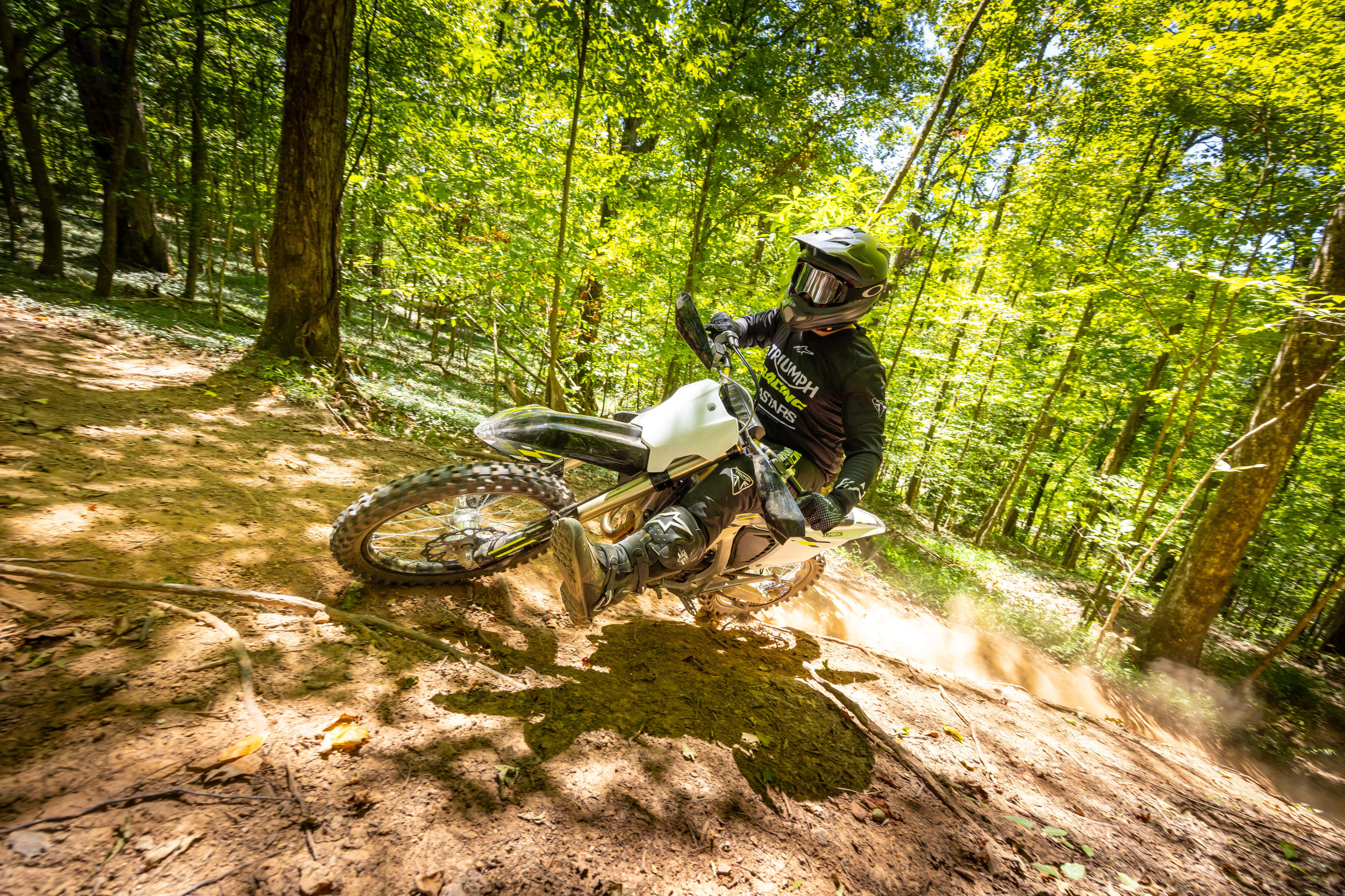 Résistance et endurance Rider on the TF 450-C off road riding through the forest