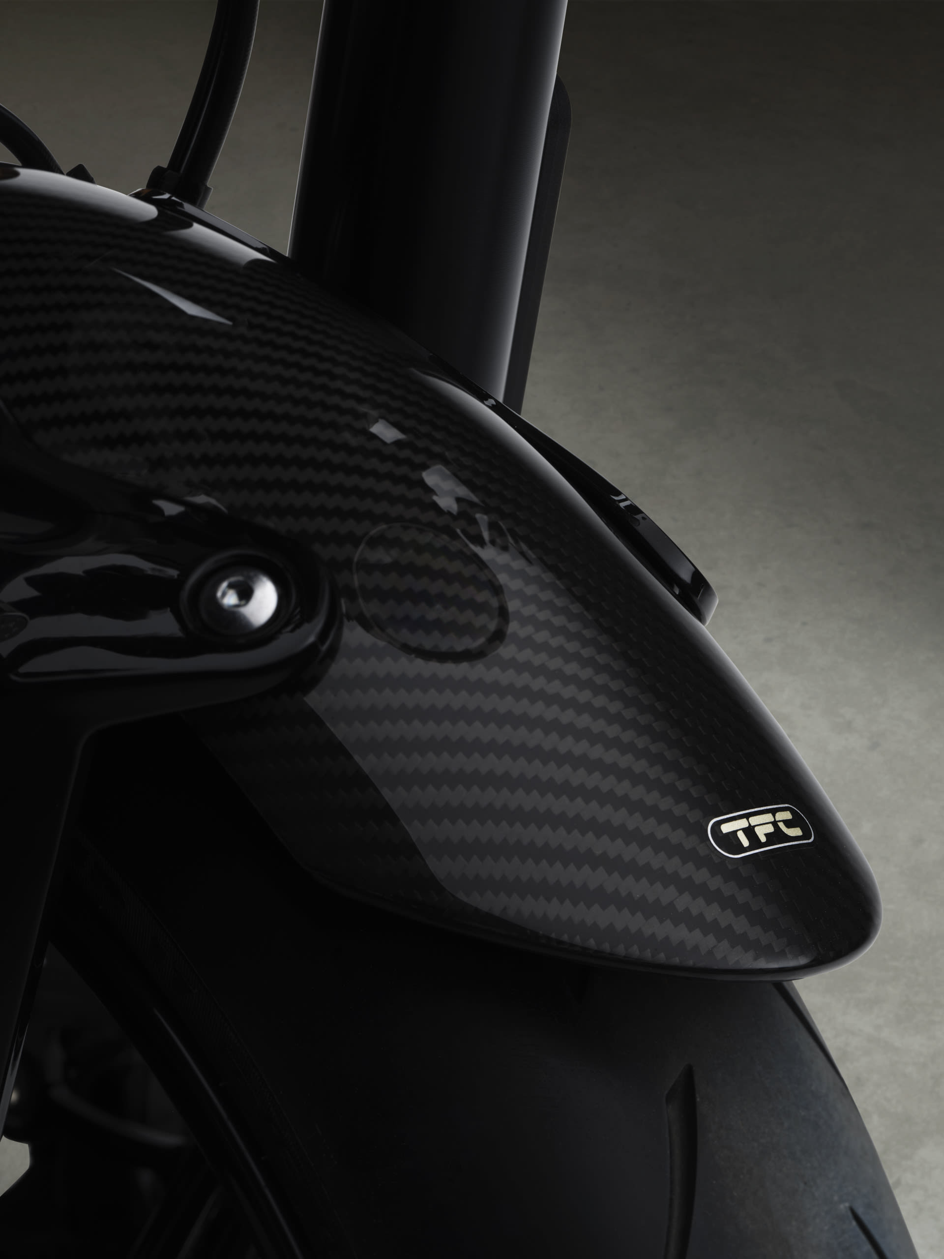 Gros plan sur le garde-boue avant en fibre de carbone de la Speed Twin 1200 TFC