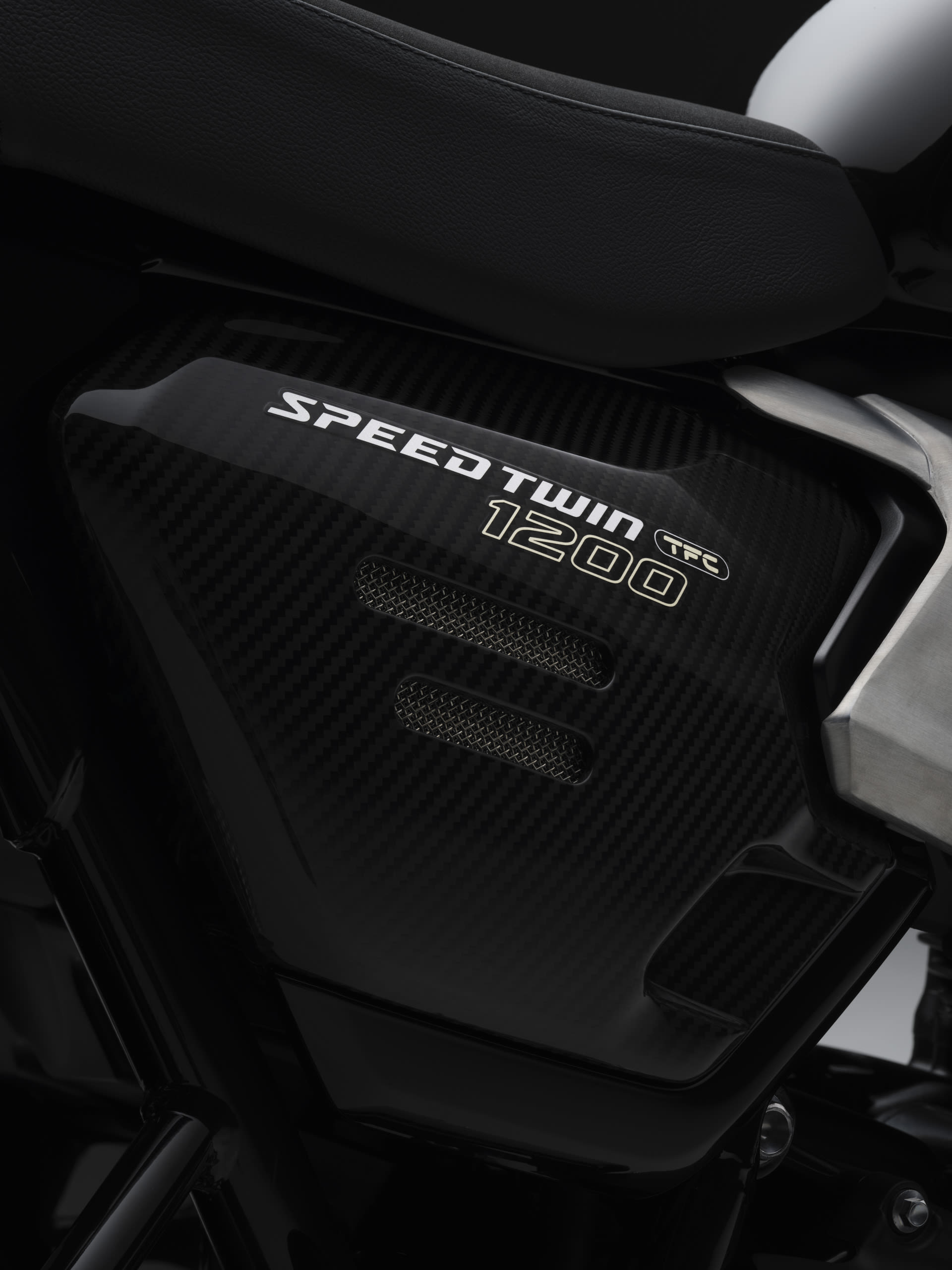 Gros plan sur le panneau latéral et la selle de la Speed Twin 1200 TFC