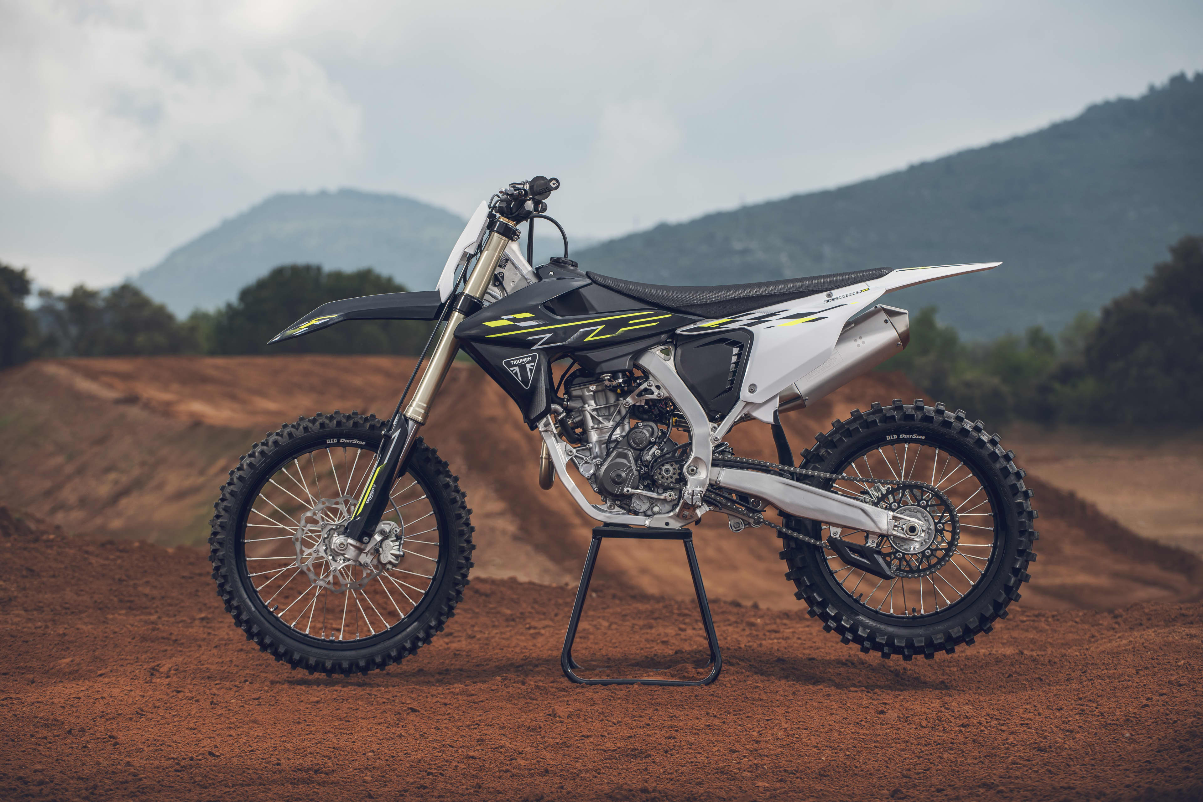 Cadre à poutre en aluminium Triumph TF 250-X (MY26) left hand side view on a motocross landscape
