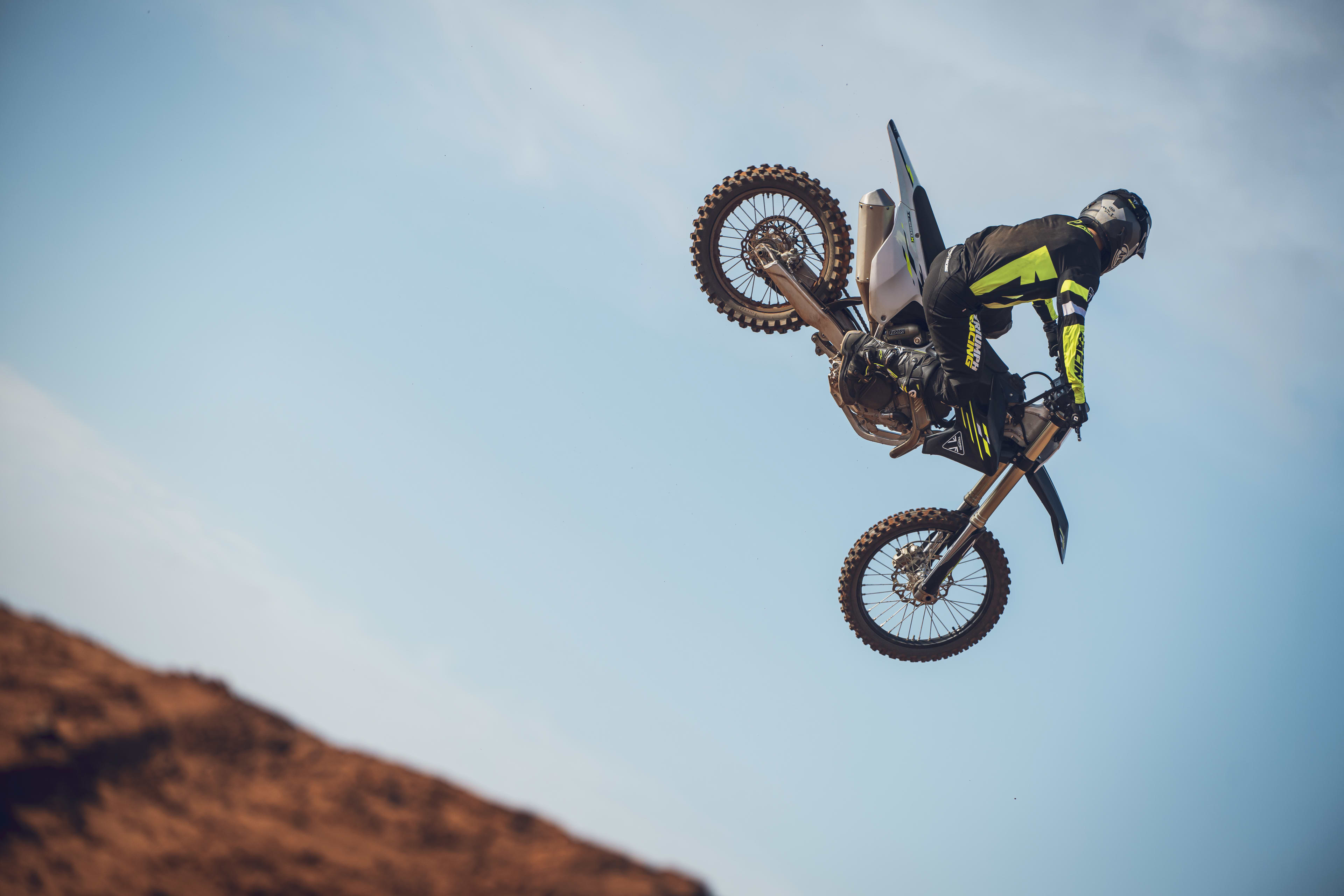 Triumph TF 250-X (MY26) airborne