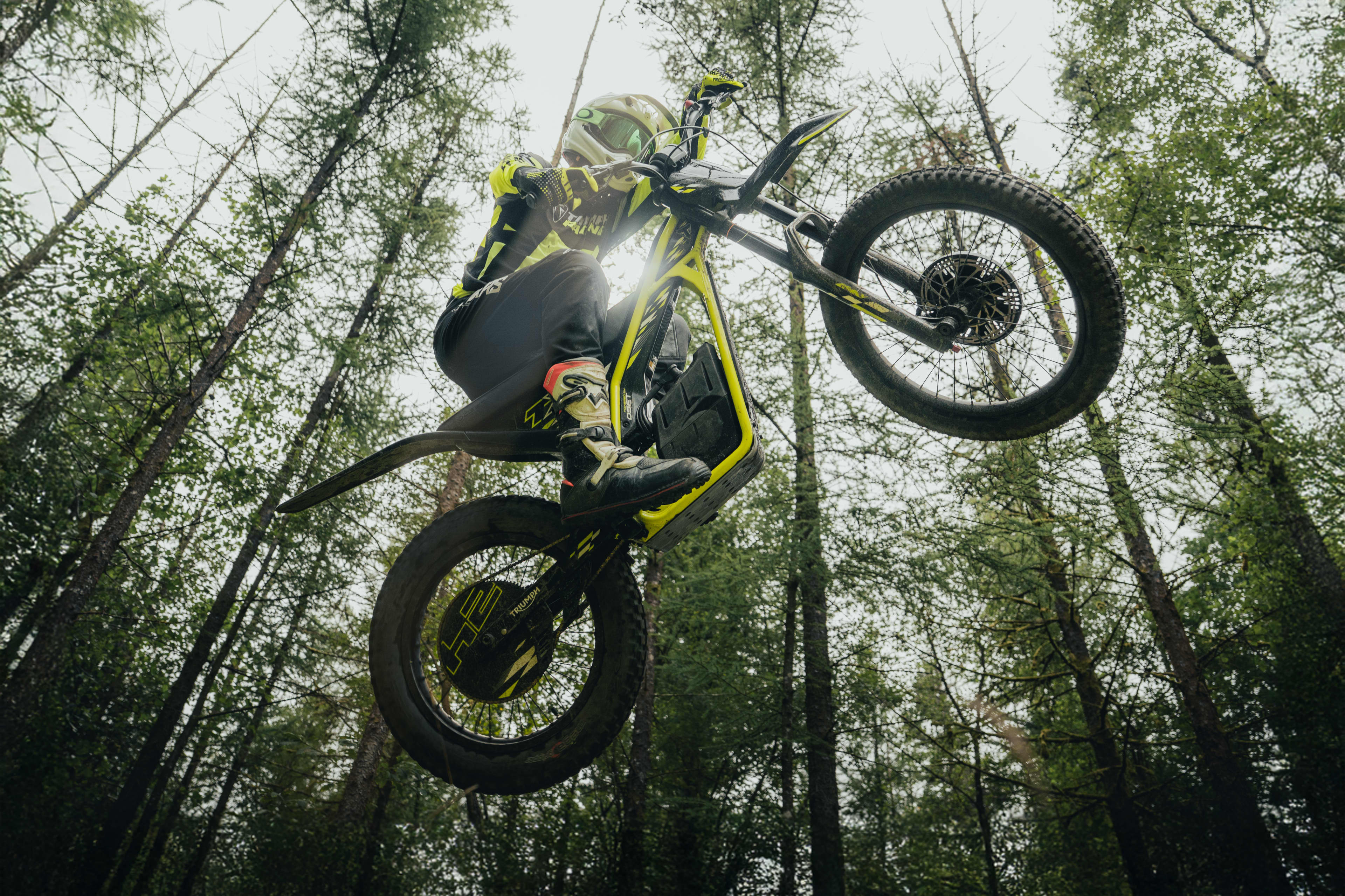 Kører, der hopper på en elektrisk Triumph TXP-24-offroadmotorcykel.